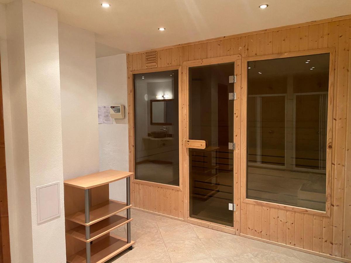 One Bedroom Apartment In Gated Complex バンスコ エクステリア 写真